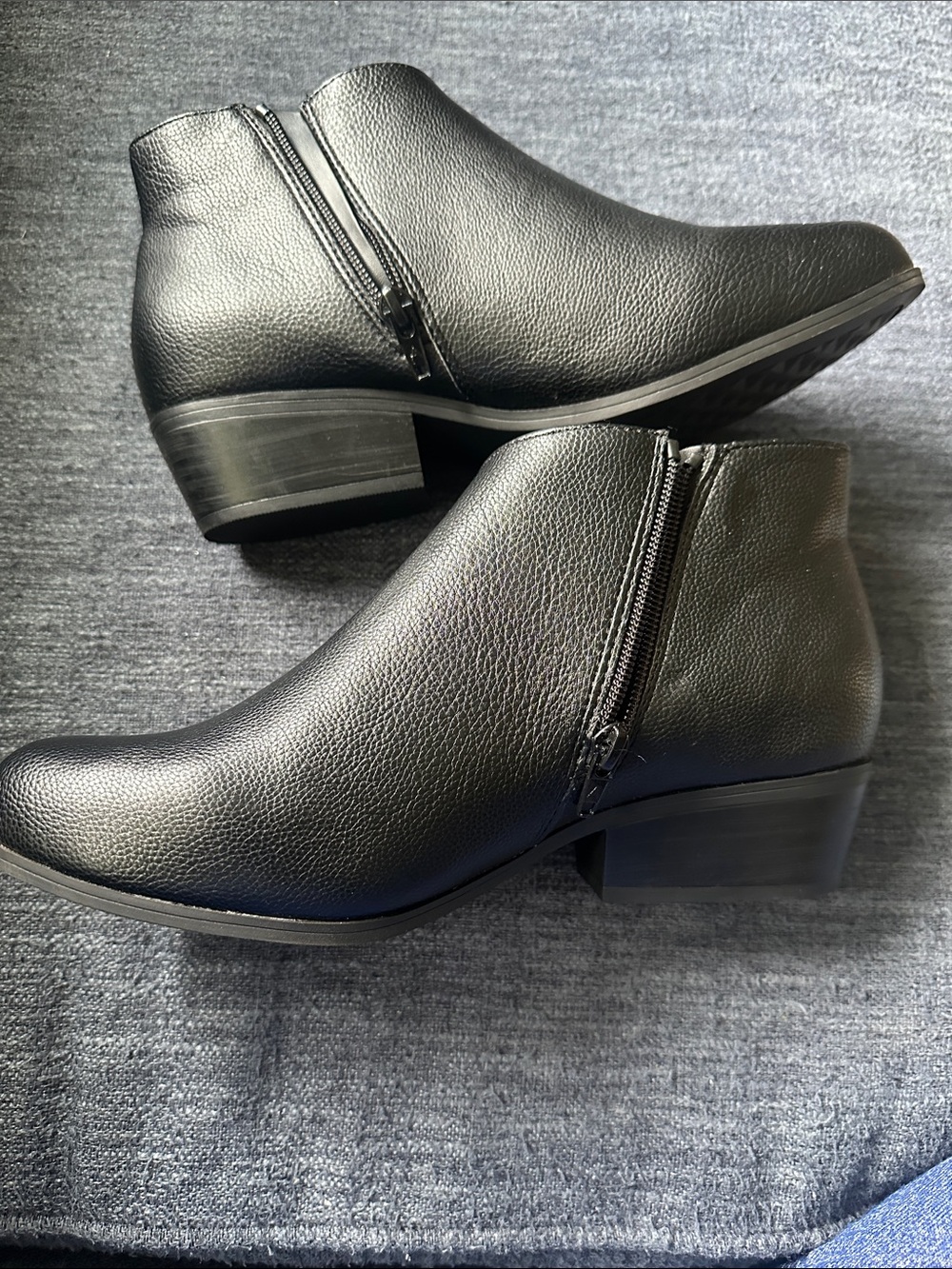 AEROSOLES Size 8 Black Leather Side-Zip Ankle Boots with zipper closure. - Picture 5 of 7
